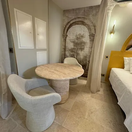 Les Thermes Romains De Nîmes