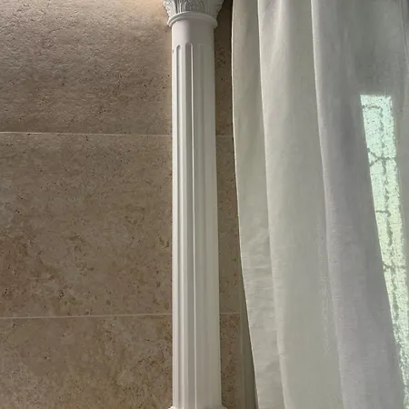 Les Thermes Romains De Appartamento Nîmes